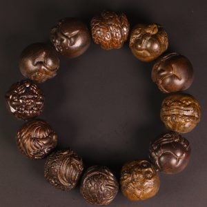 Natural old material black kanchanahom agarwood carved twelve zodiac animal bracelet There is a certificate.